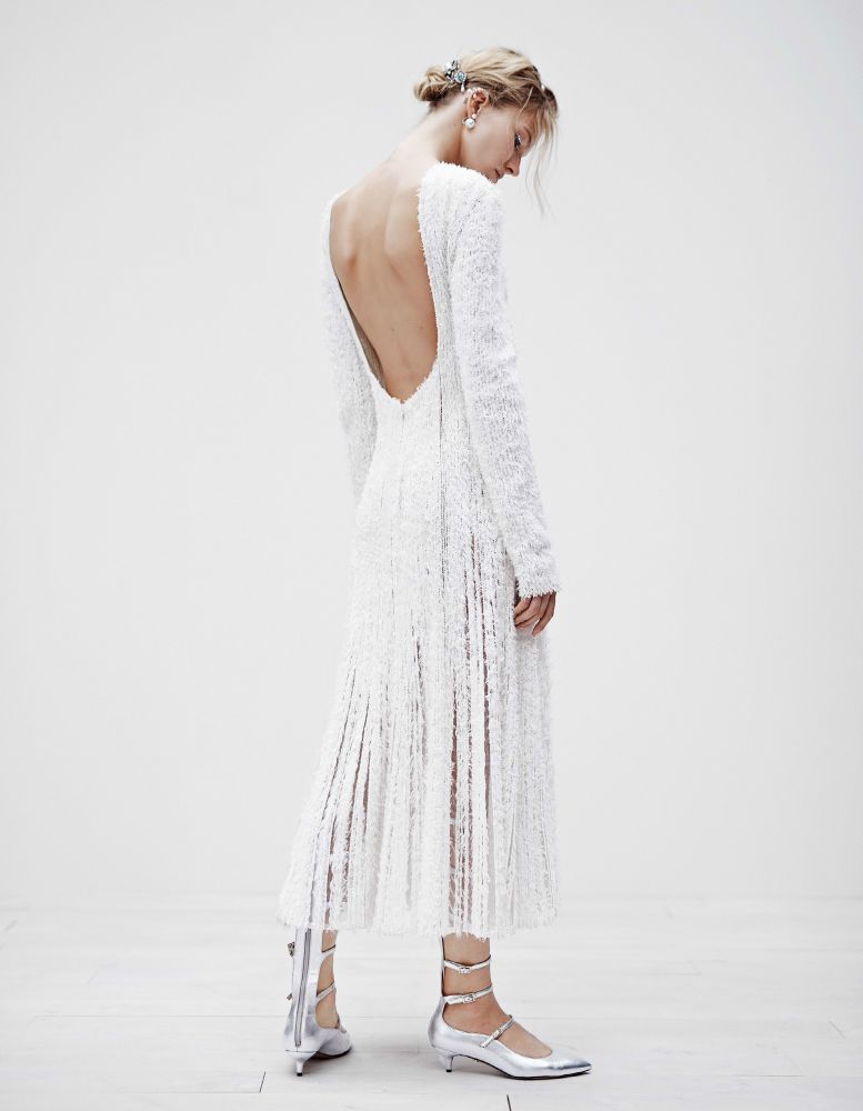 vogue-japan-december-2016-sasha-luss-by-steven-pan-03b8c7ec7823eda5c938034eabadae2be5_thumb